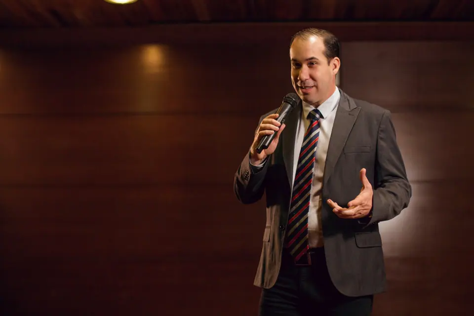 Hermes Inacio ministrando palestra no palco